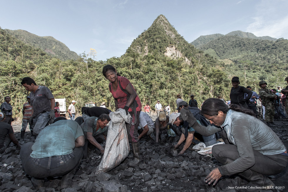  It is customary for the mine owners to share the excavated rubble with the local town. It is a ritual that normally takes place once a week with a ladies’ and a men’s day to avoid any scrambling. They sieve through the stones and every now and then, someone finds an emerald worth a lot of money.