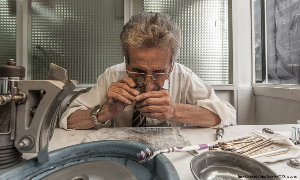  In this photo you see IEEX emerald cutter Ricardo, who has been faceting gems for 44 years. He dips the brush (in the photo) in water and applies it to the diamond wheel as a coolant and dust control.