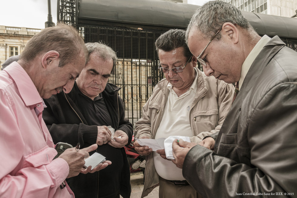  Emerald traders in Avenida Jiménez check and sell gemstones in the daylight without special security as it is a very safe trading area where everyone knows everyone.