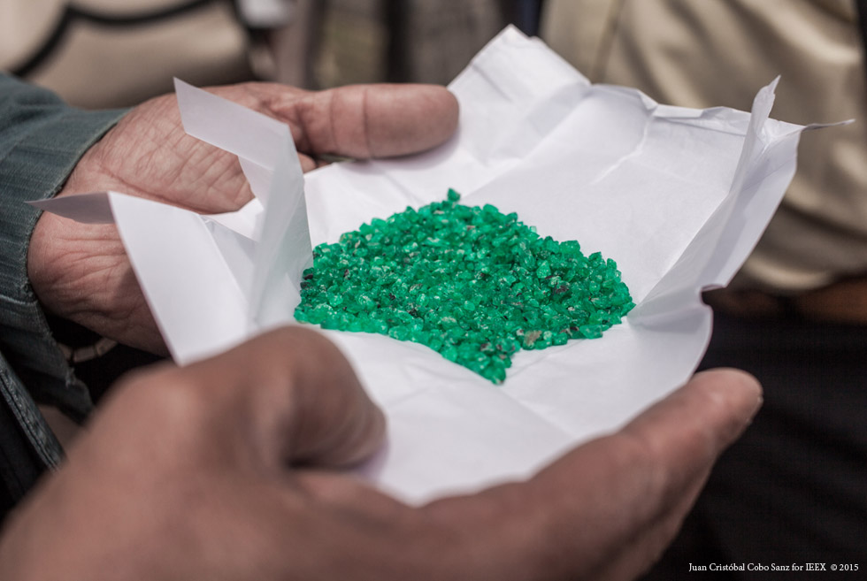  Emerald parcel shown by one trader to another.