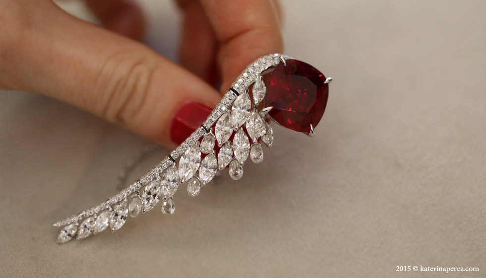 Boghossian Ballet Oriental ring with a 14 cts Siam ruby and diamonds