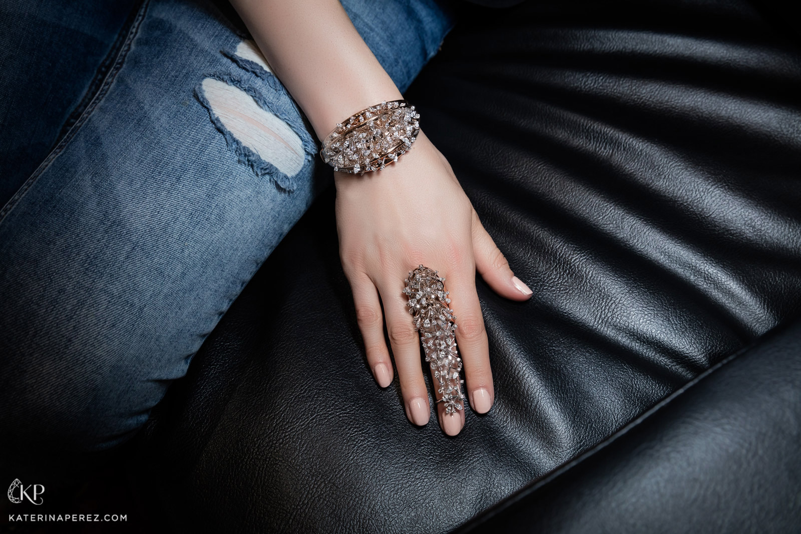 Кольцо на весь палец и браслет Yeprem. Фотограф: Саймон Мартнер