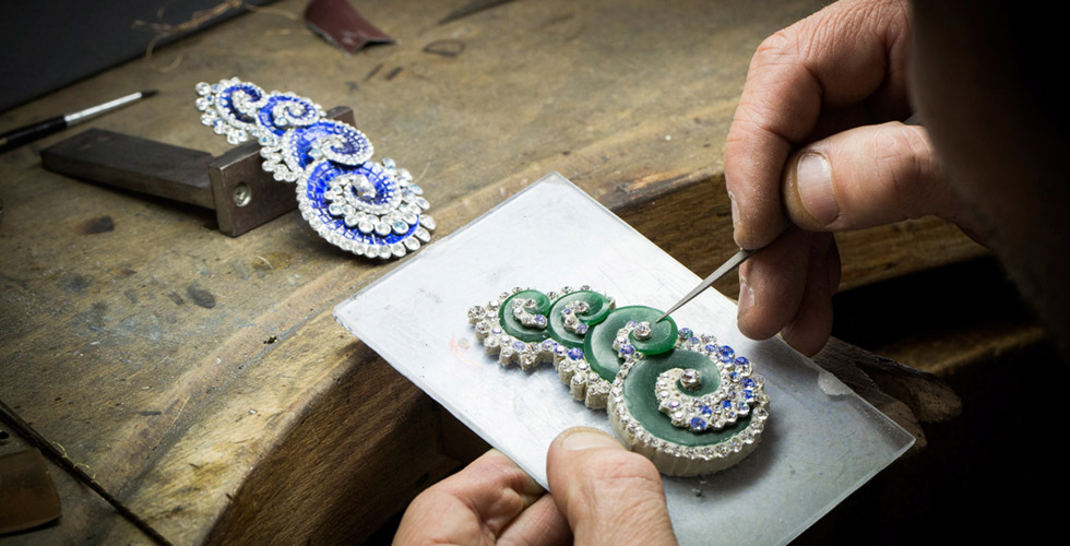 <p>Van Cleef&Arpels Vagues Mysteriueuses Clip with diamonds, sapphires and tourmalines</p>