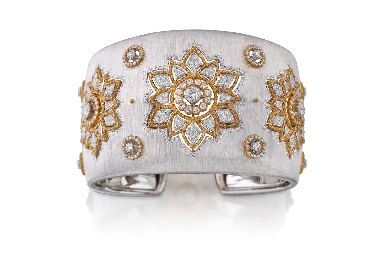  Buccellati cuff bracelet with signature 'rigato' engraving