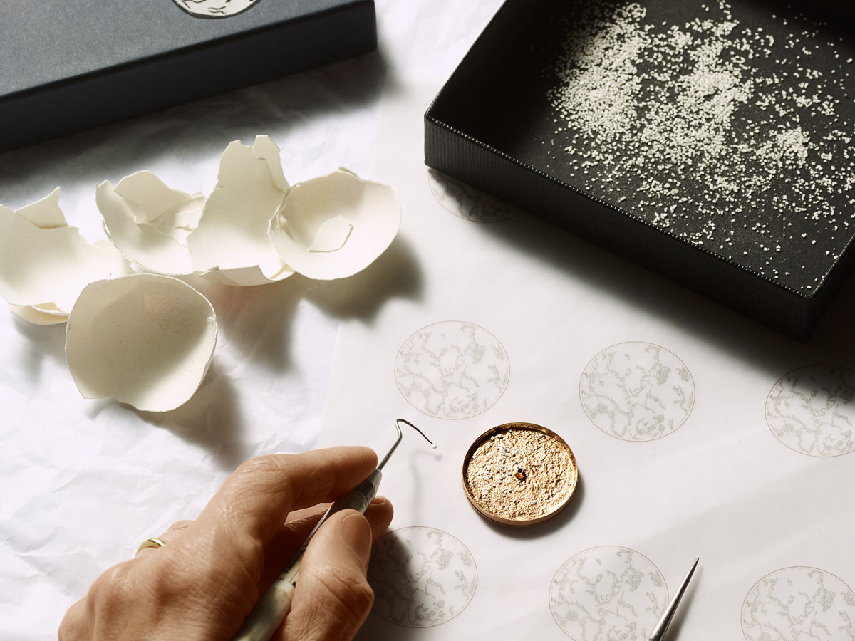  The Schiuma d’Oro Watch by Piaget - Cutting up and applying the eggshell fragments