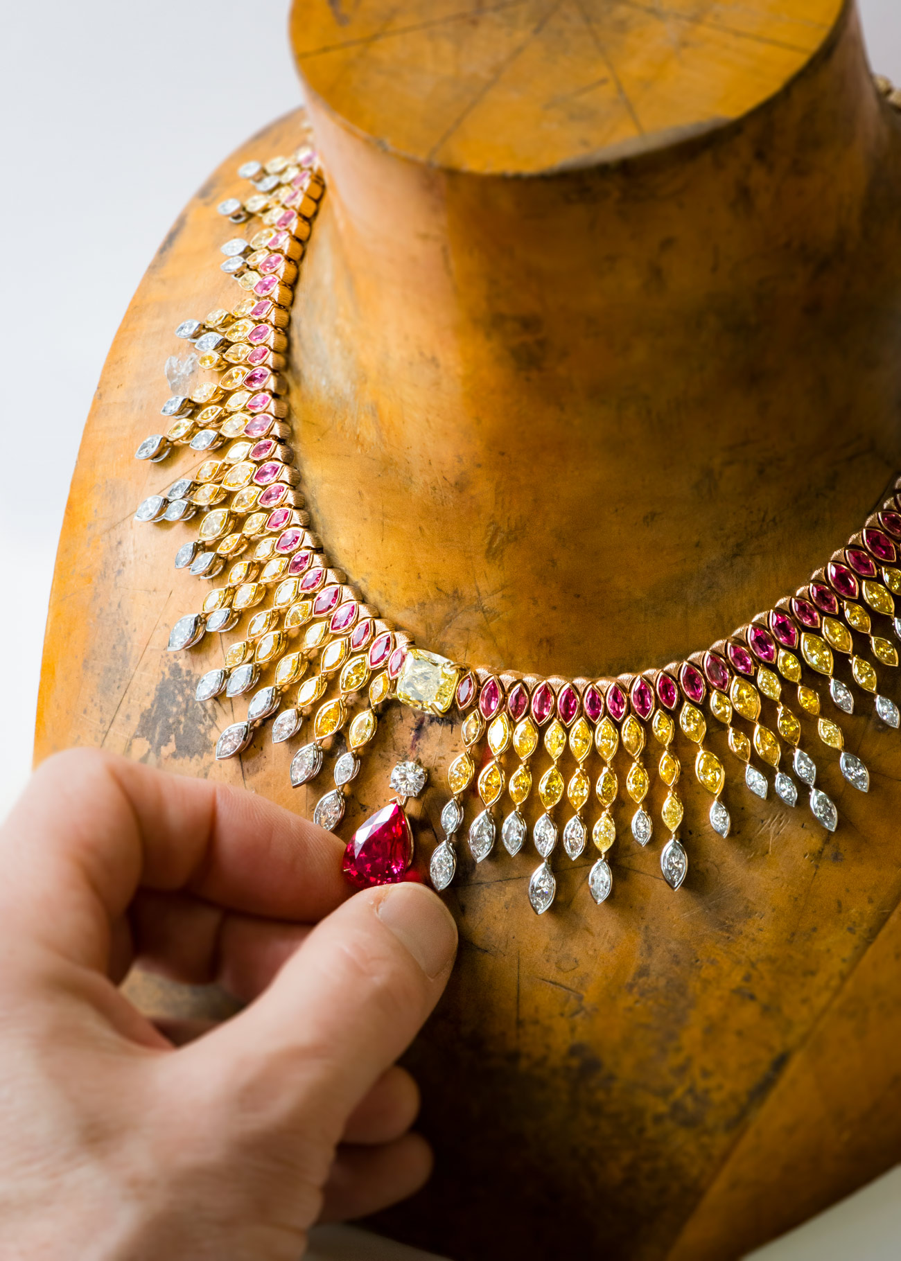  The Sunlight Journey Necklace by Piaget in 18K gold and platinum set with pear-shaped red spinel from Tanzania (10.09 cts)