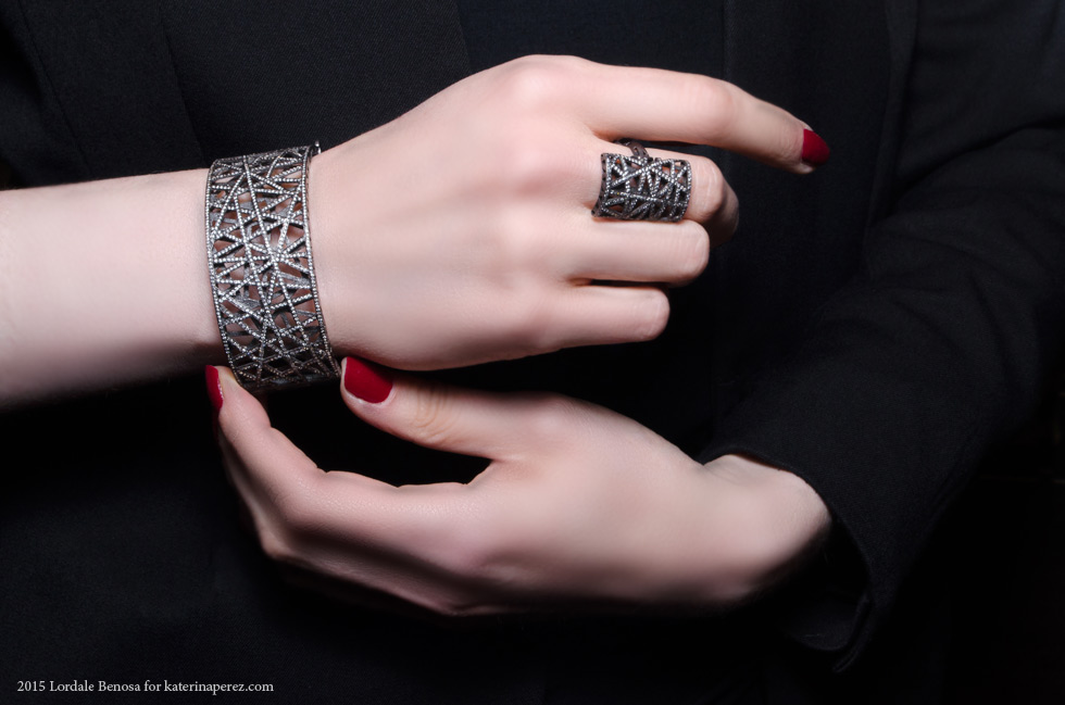  Yossi Harrari Lace collection bracelet in black gold and diamonds