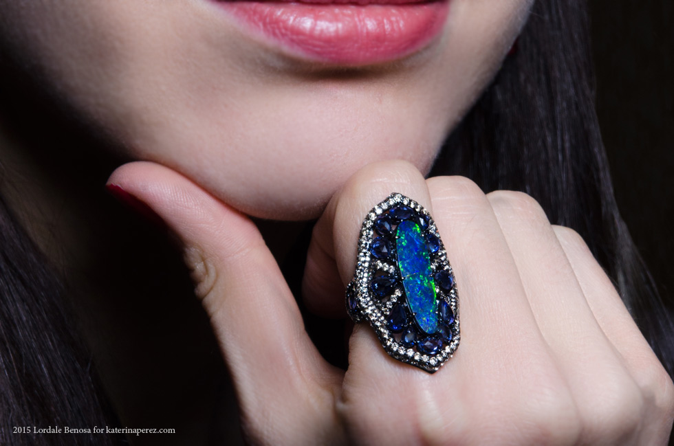  Sutra ring with opal, sapphires and diamonds