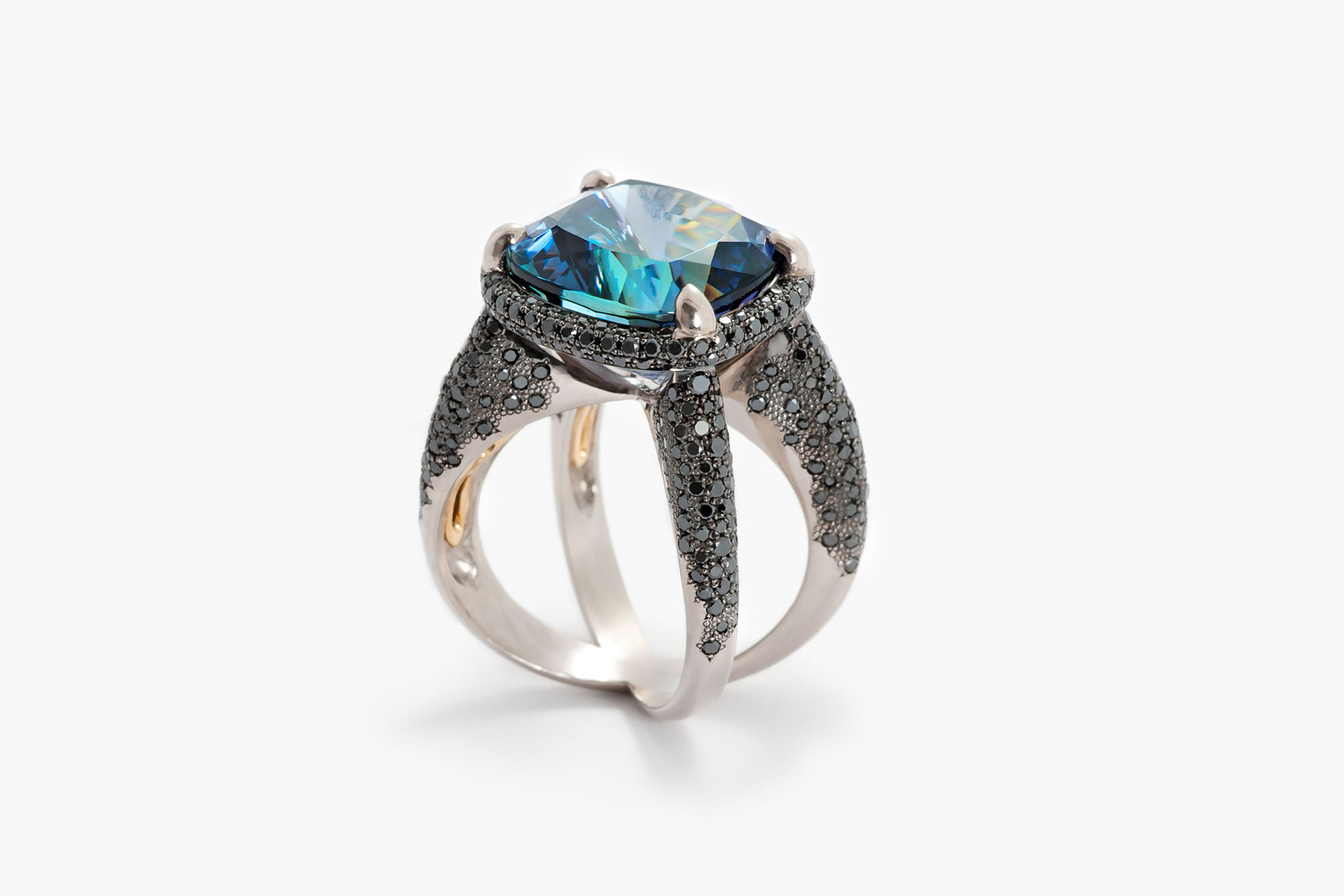 Julie Genet Blue Beard ring with tanzanite of 15.92 cts