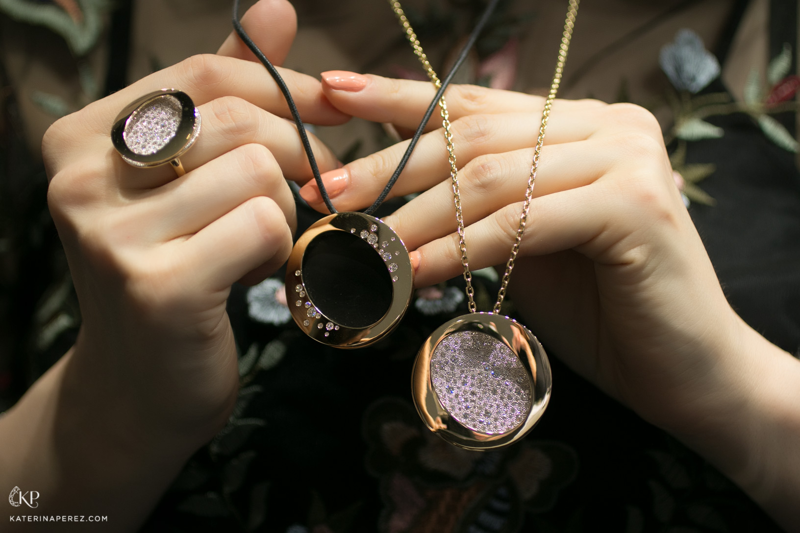 Кулоны и кольца Antonioni 'Atolli' из 18К золота с бриллиантами и эбеновым деревом