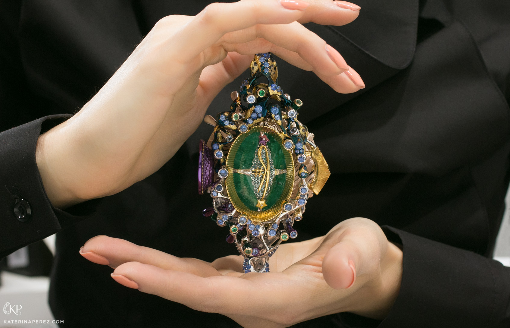The art object and pendant with cabochon emerald by Ringo jewellery