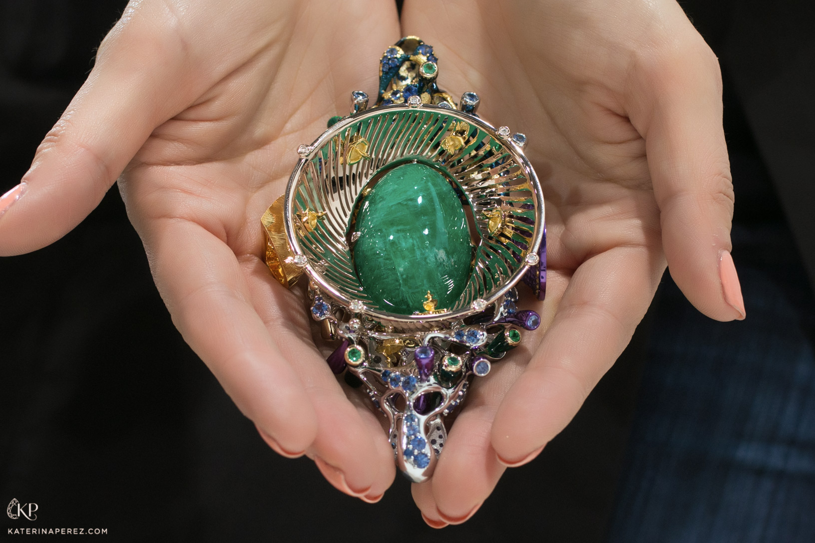  The art object and pendant with cabochon emerald by Ringo jewellery