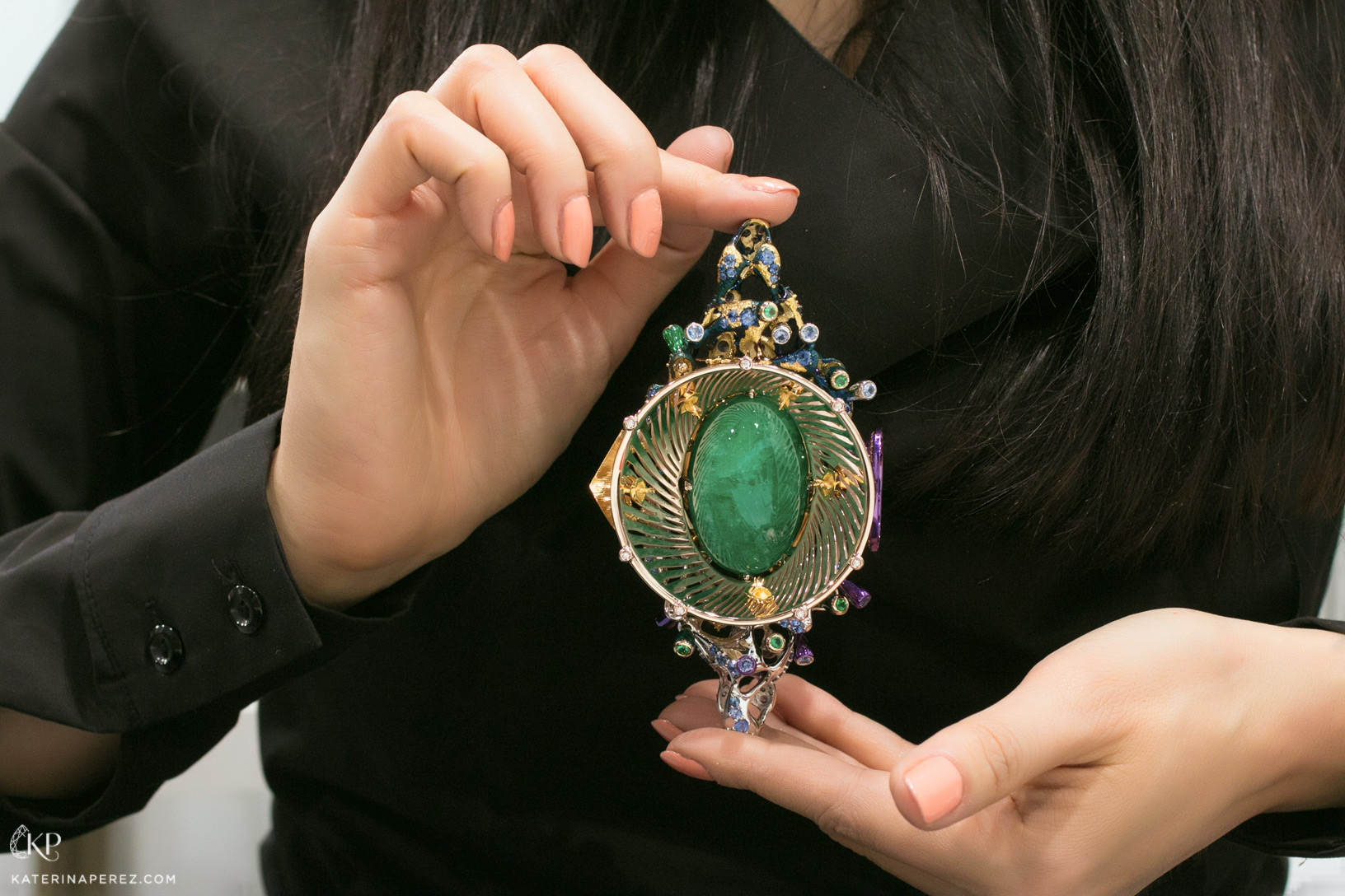  The art object and pendant with cabochon emerald by Ringo jewellery