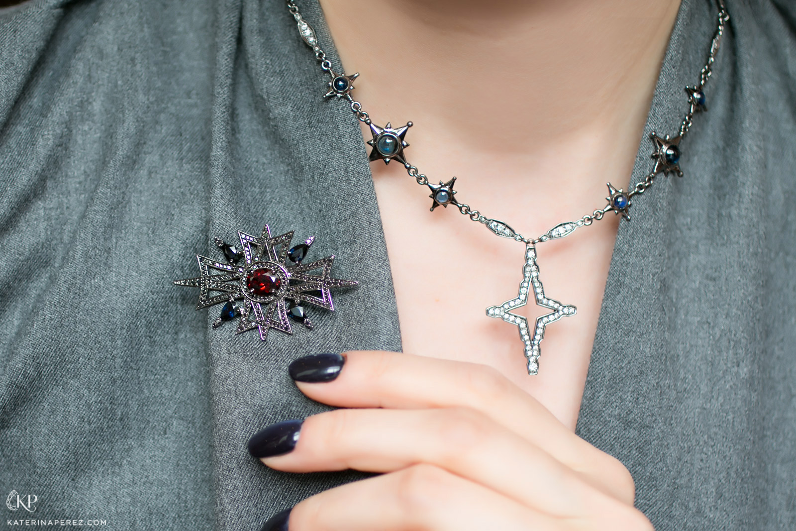  Liza Belotserkovskaya brooch with garnet, sapphires and diamonds and a necklace with sapphires and diamonds