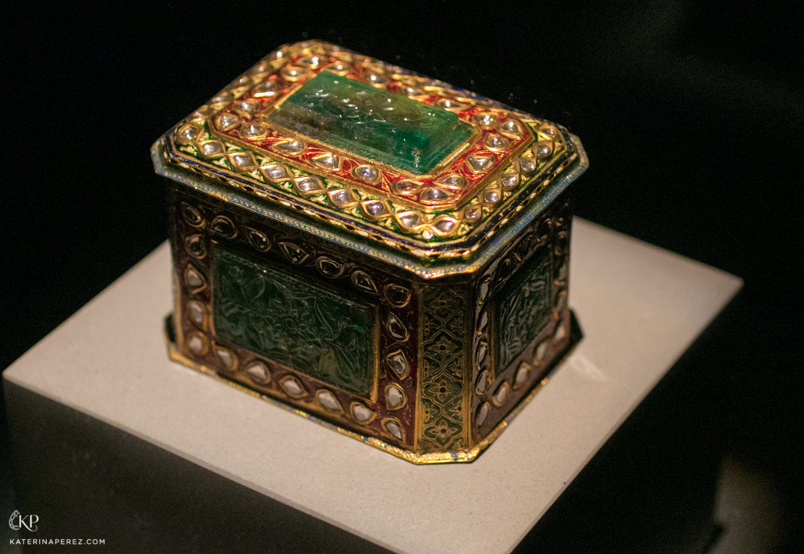  Mughal era 23ct box with polki diamonds, carved emeralds and enamel, from Rajasthan, late Seventeenth Century