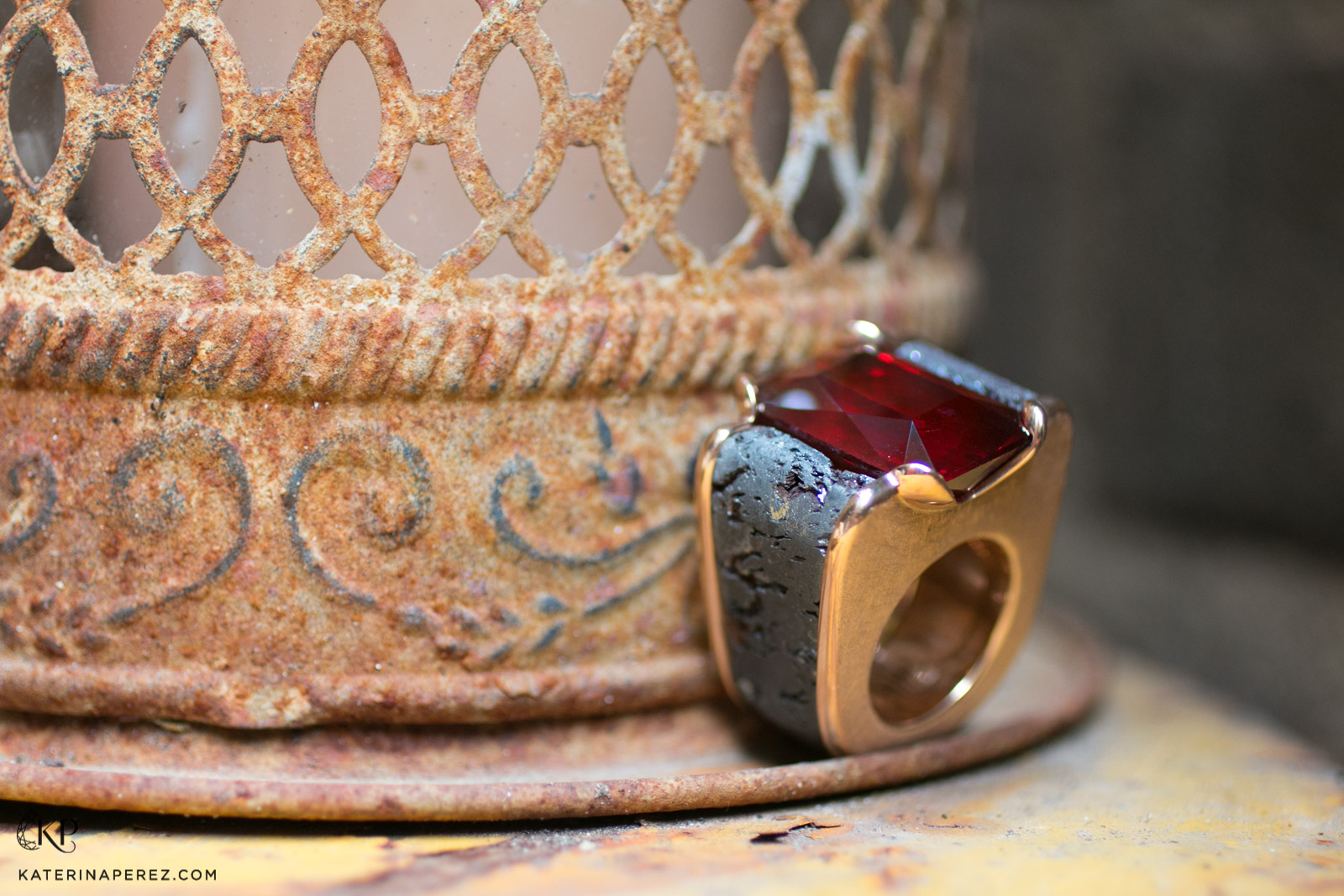 Philippe Pfeiffer statement Ring in Red Gold and Hematite with a Garnet of 46.5ct