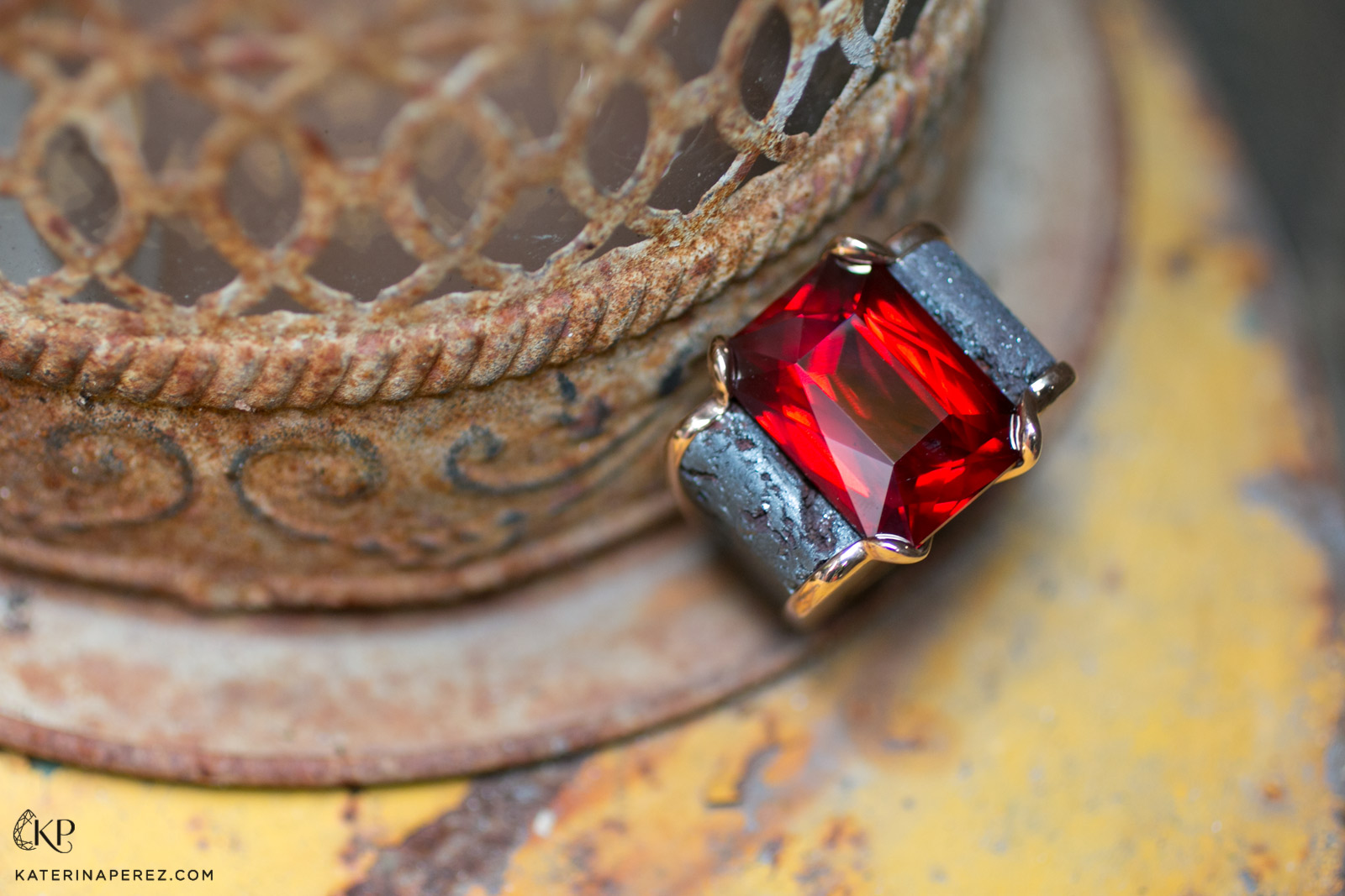  Philippe Pfeiffer statement Ring in Red Gold and Hematite with a Garnet of 46.5ct