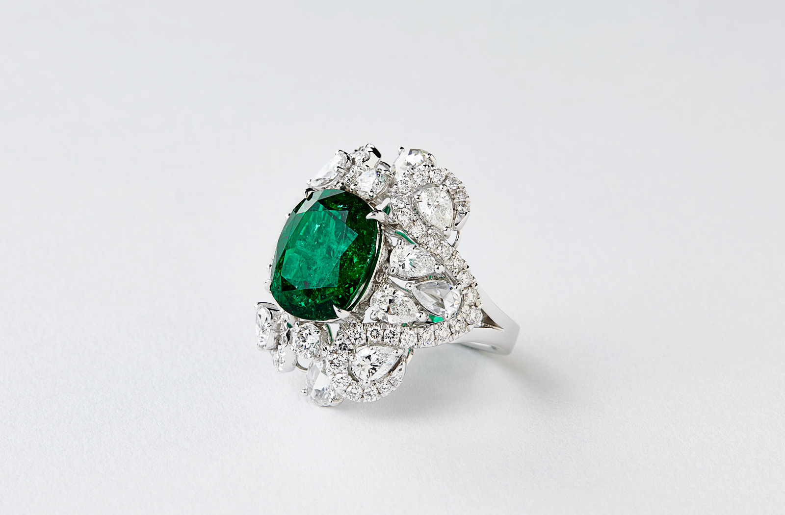  Qiu Fine Jewelry ring with diamonds and 6.74 cts emerald