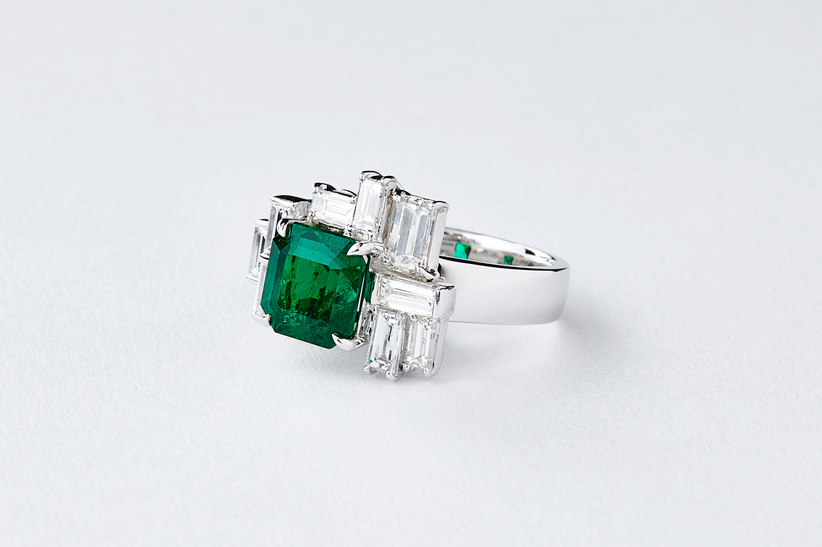  Qiu Fine Jewelry ring with 2.88 cts Colombian emerald and diamonds