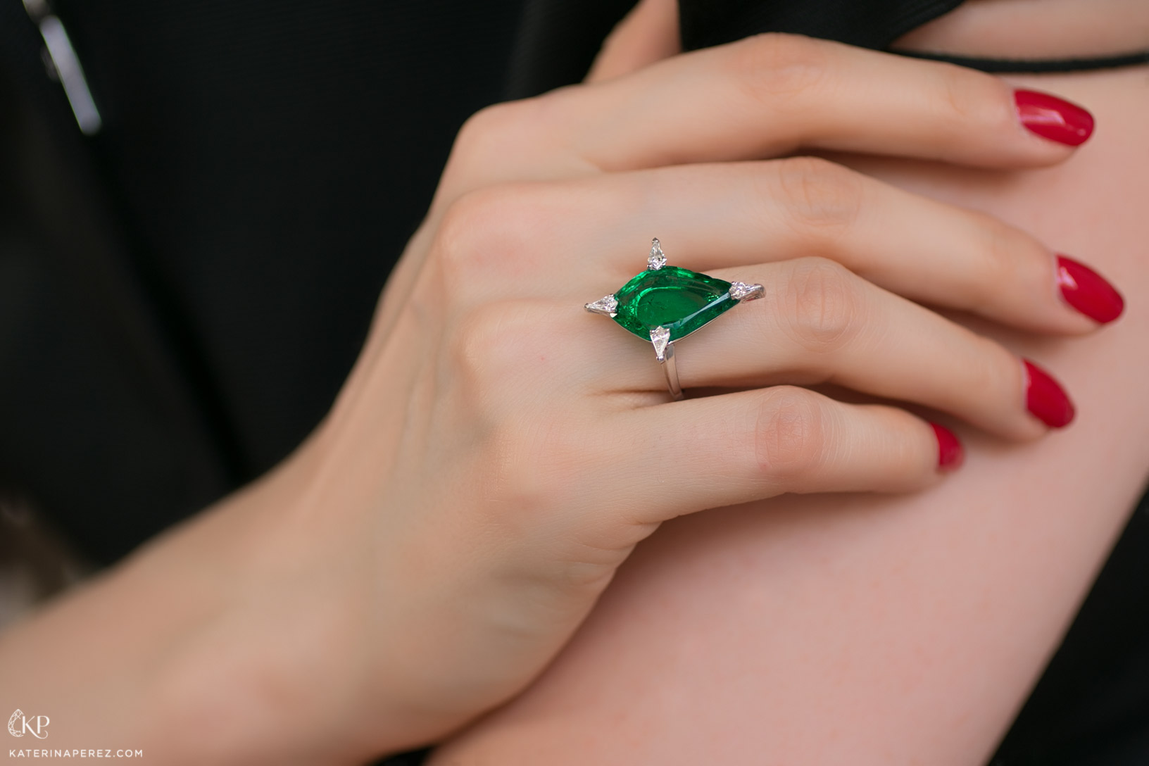 An Old Mine kite shaped emerald set in a contemporary ring 