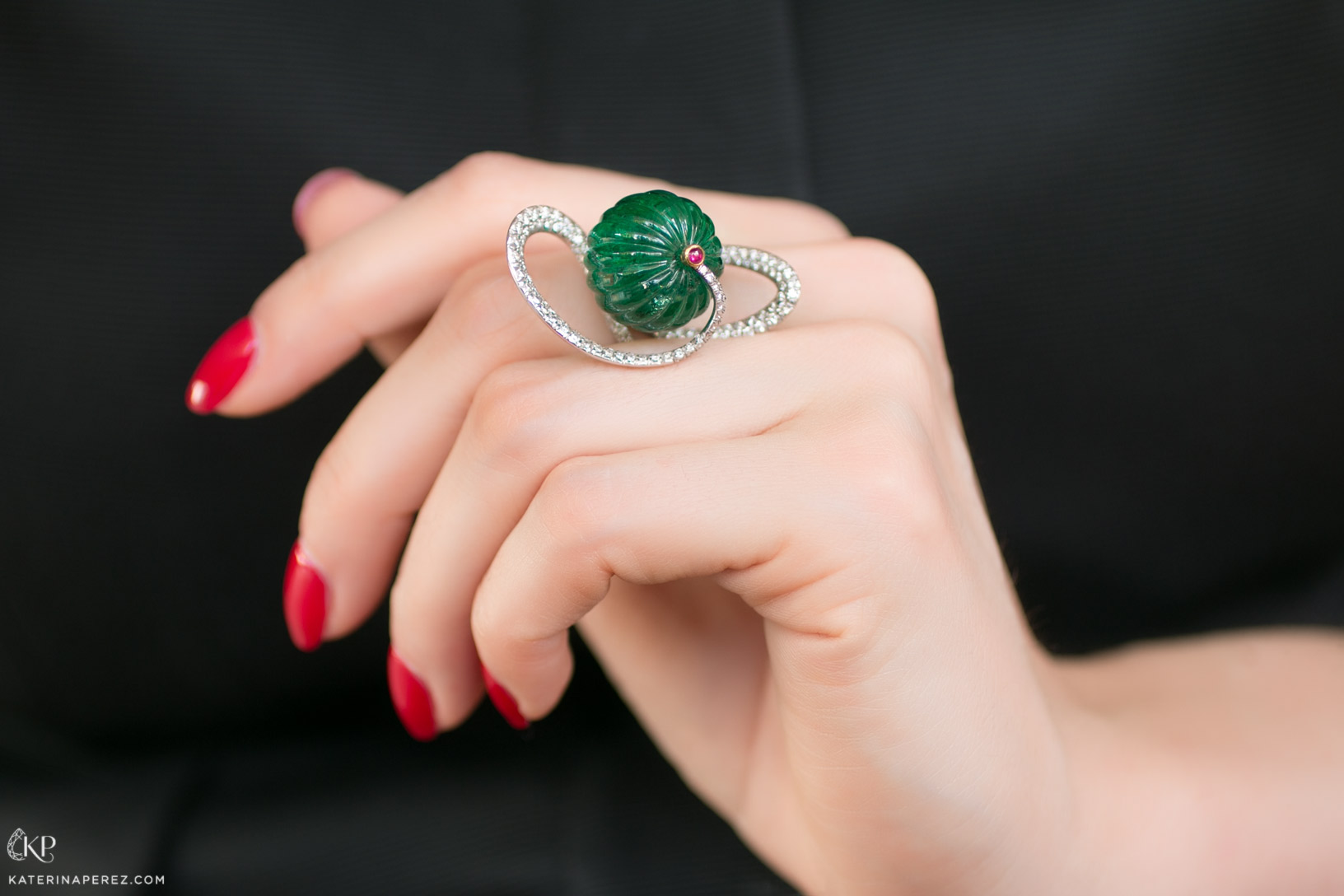  An old emerald melon carved bead set in a contemporary ring, which can spin in its setting