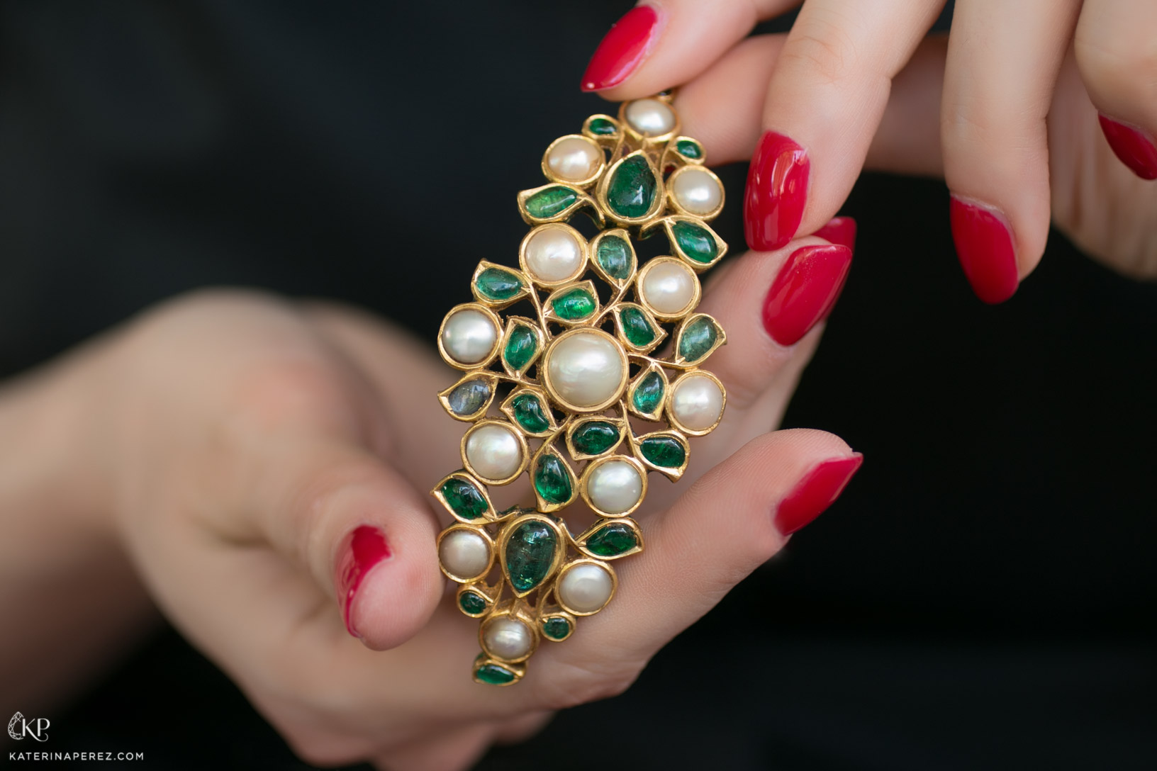  Armband set with Basra pearls and Colombian emeralds, from 19th Century