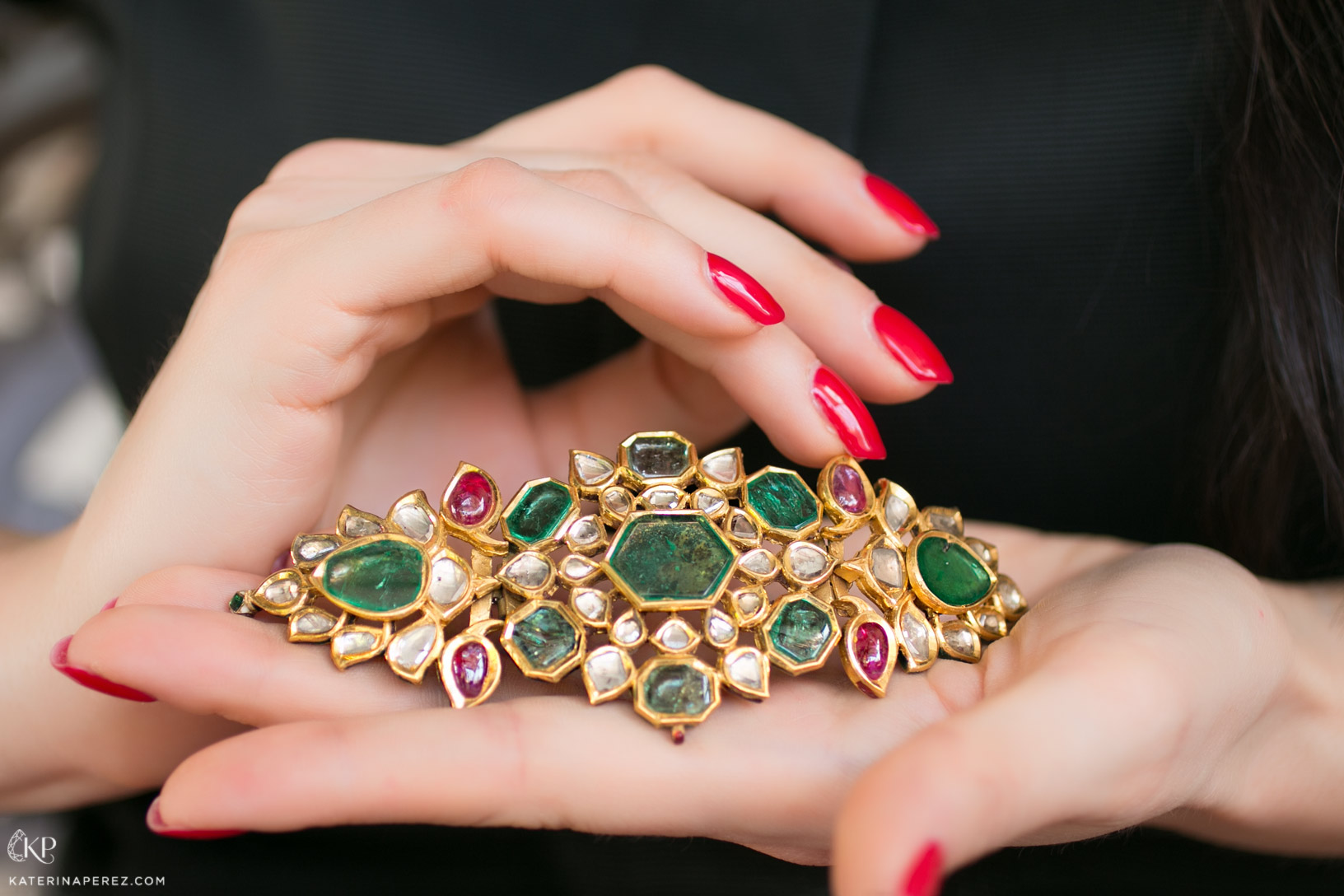  An armband set with diamonds, emeralds and rubies in the Kundan technique, from 18th Century