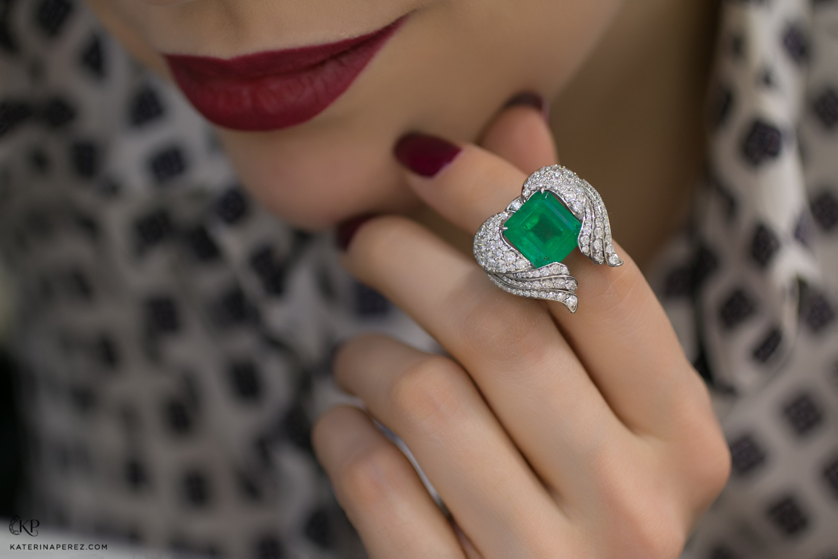 «Podnebesnaya and Podnebesny. Pearls and gems» ring with Colombian emerald and diamonds