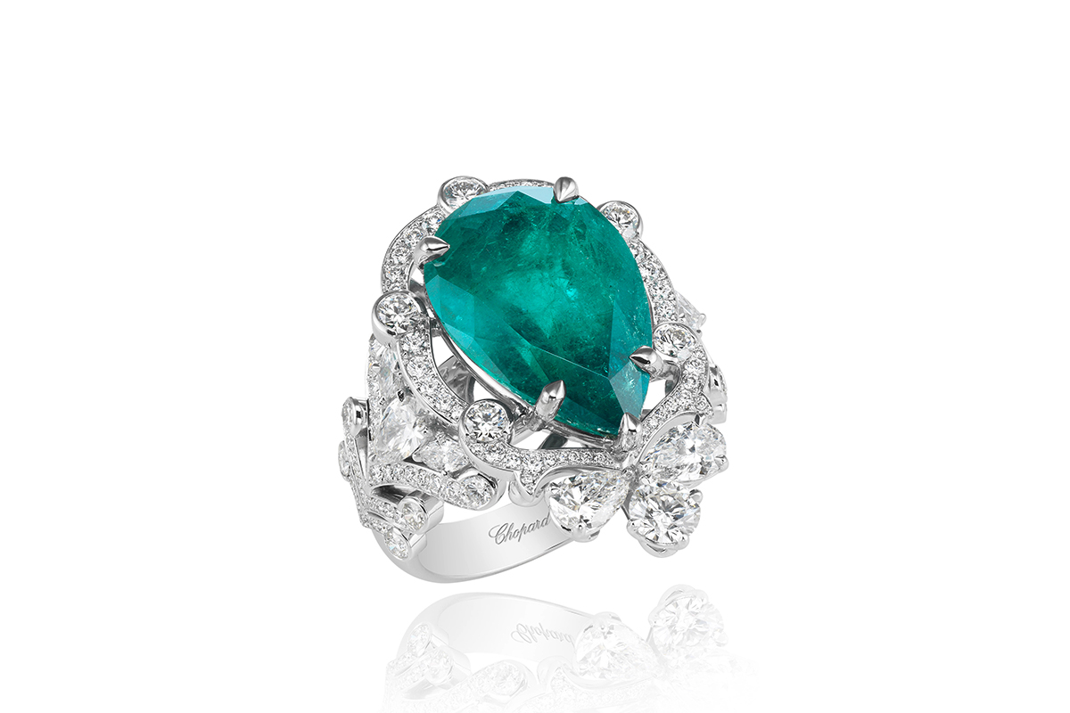  Precious Chopard: Ring in 18k white gold set with a pear-shaped emerald of 7cts and pear-shaped, marquise-cut and brilliant-cut diamonds