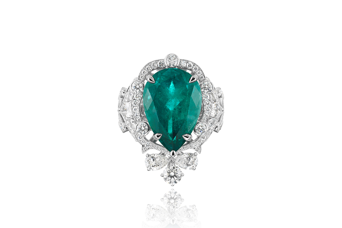  Precious Chopard: Ring in 18k white gold set with a pear-shaped emerald of 7cts and pear-shaped, marquise-cut and brilliant-cut diamonds