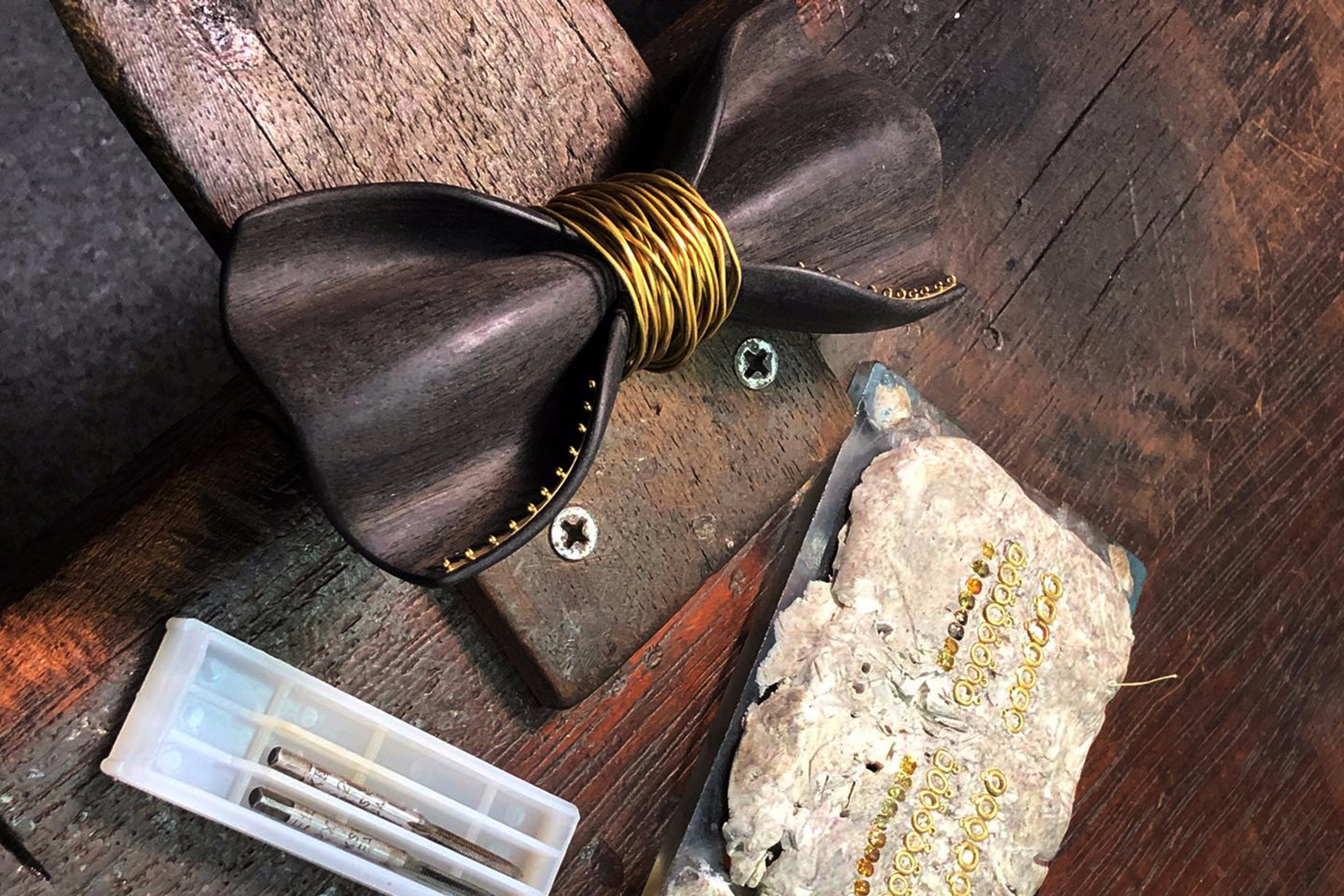 Alessio Boschi's Dandy bowtie in wood with yellow gold and diamonds in the process of making