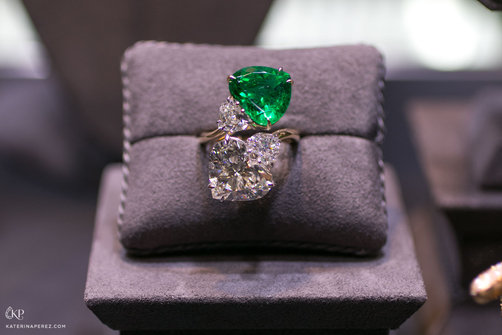  Veschetti 'Toi et Moi' ring with fancy cut heart shaped emerald and colourless diamonds 