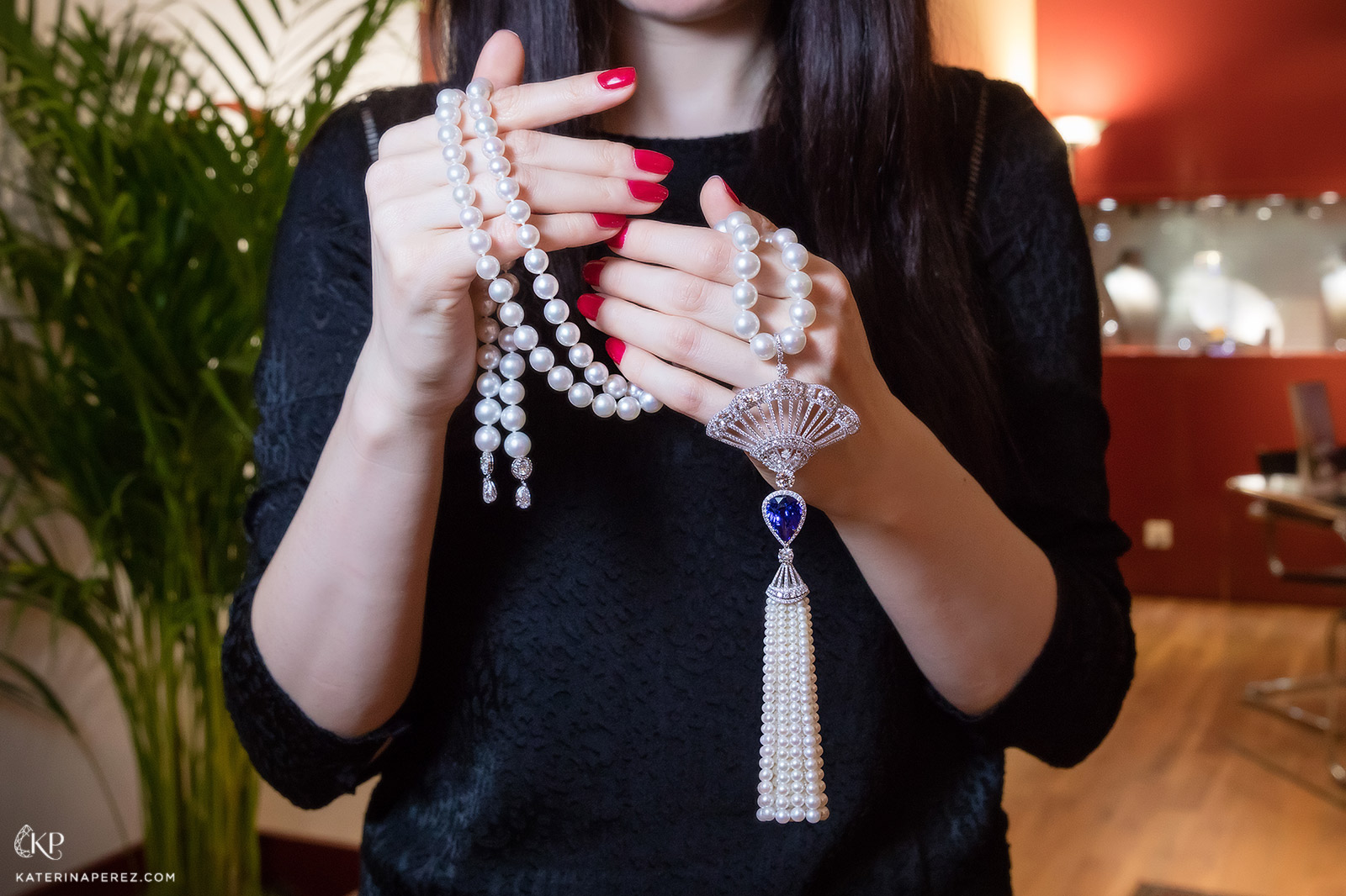 Adler necklace with a pear-shaped tanzanite, pearls and diamonds. Photo by Simon Martner