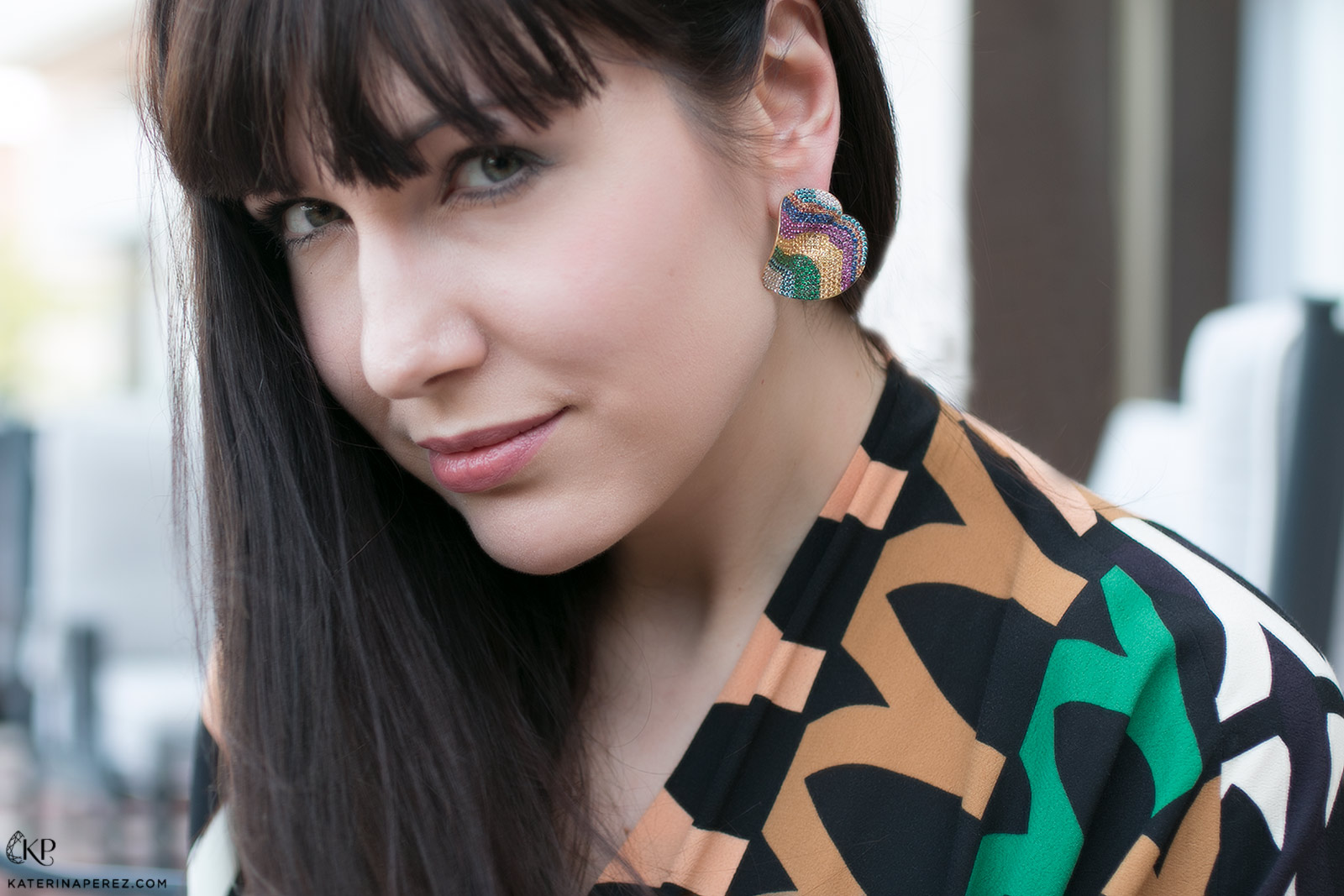 Rosior pavé earring in emeralds, sapphires and diamonds