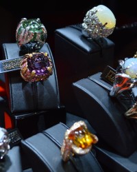 Разноцветные золотые коктейльные кольца с драгоценными кабошонами Паоло Пиована