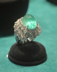Коктейльное кольцо Скала. Шикарный турмалин Параиба в бриллиантовом окружении.