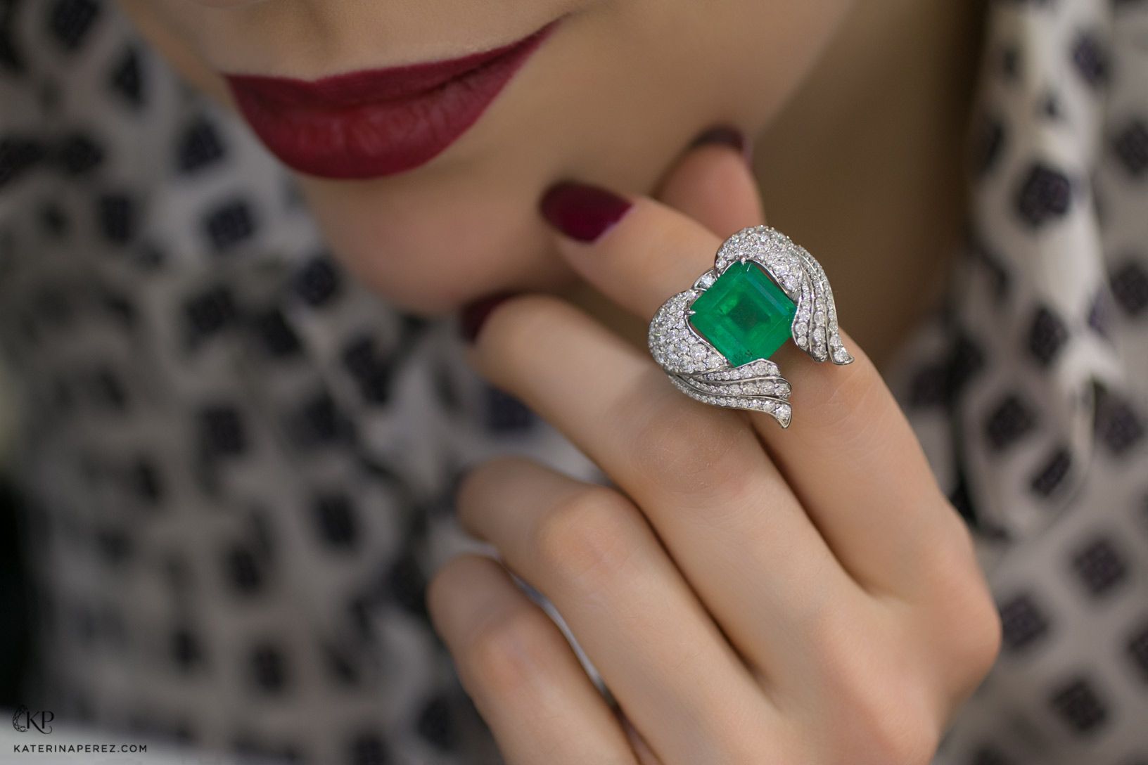 Podnebesnaya and Podnebesny Colombian emerald and diamond ring