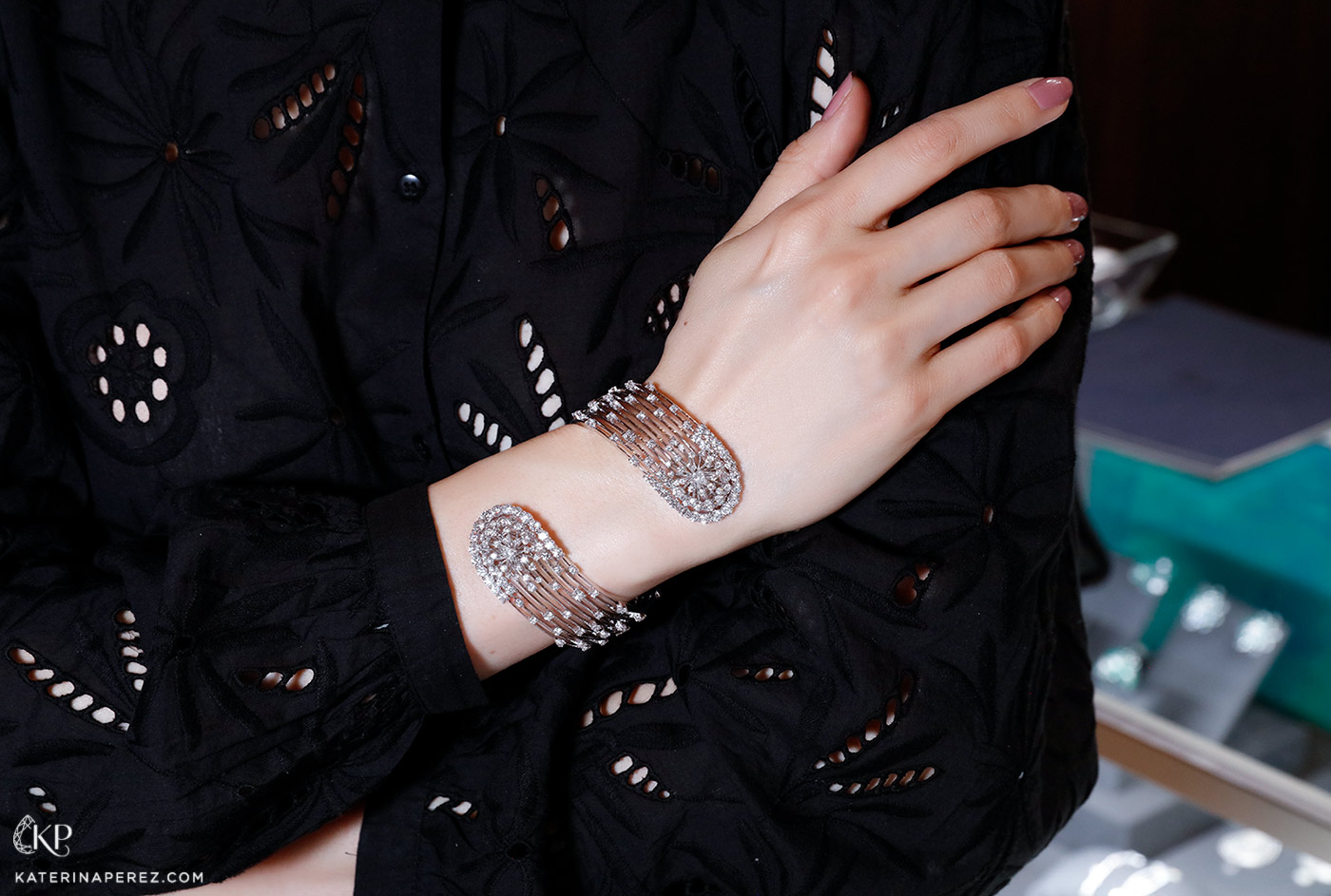  Hueb S-shaped cuff in diamonds and gold