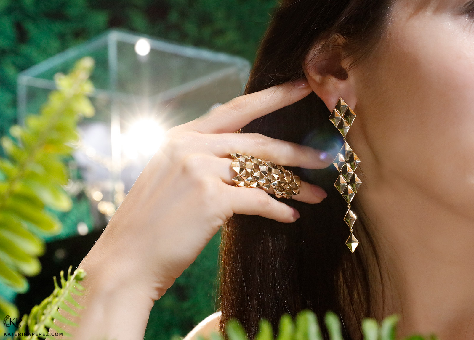  CADAR 'Python' ring and drop earring in yellow gold from the 'Second Skin' collection