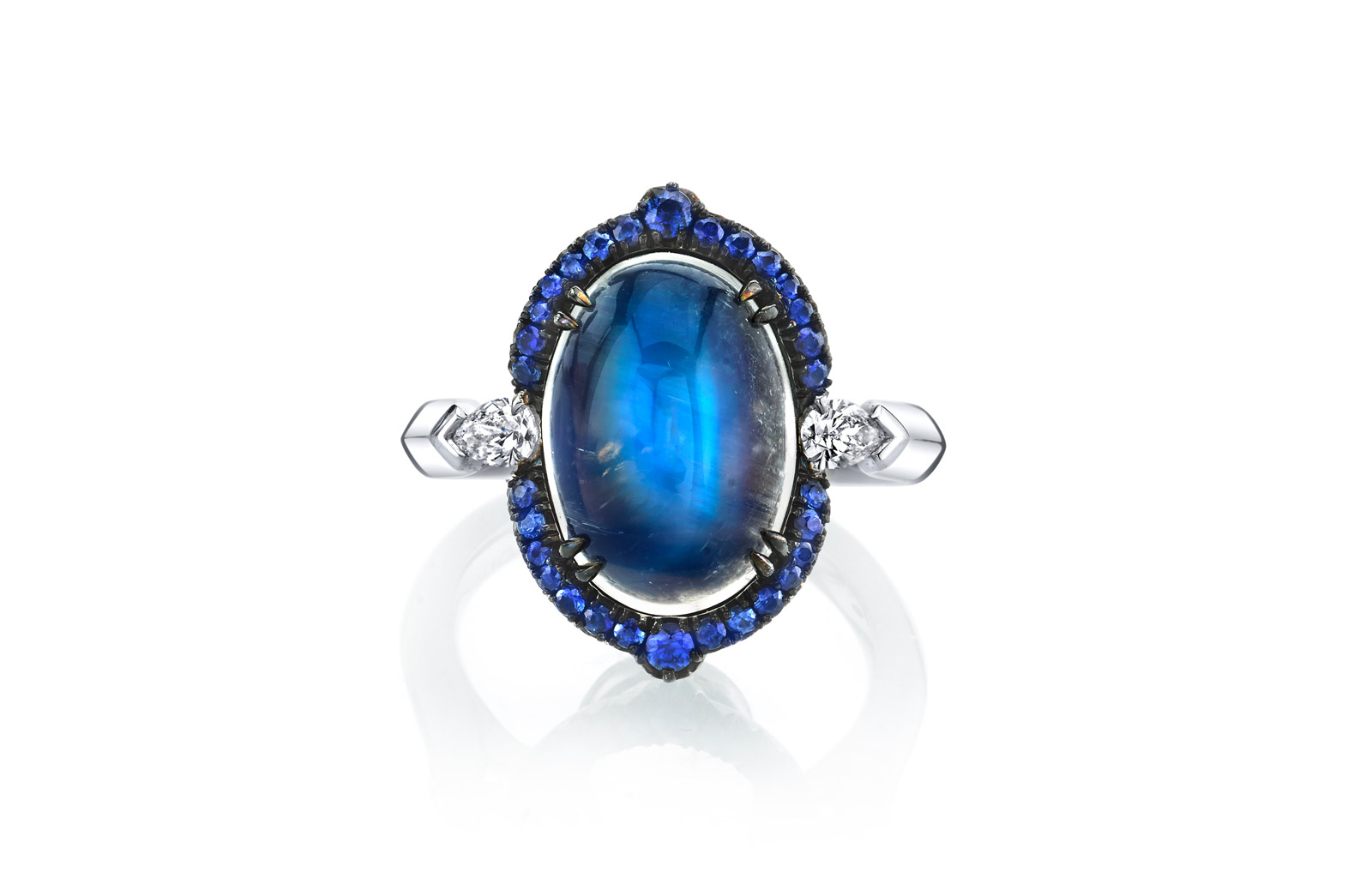 Omi Privé ring featuring a 9.28 ct oval moonstone cabochon accented by 0.43 ct of sapphires and 0.23 ct of diamonds in platinum