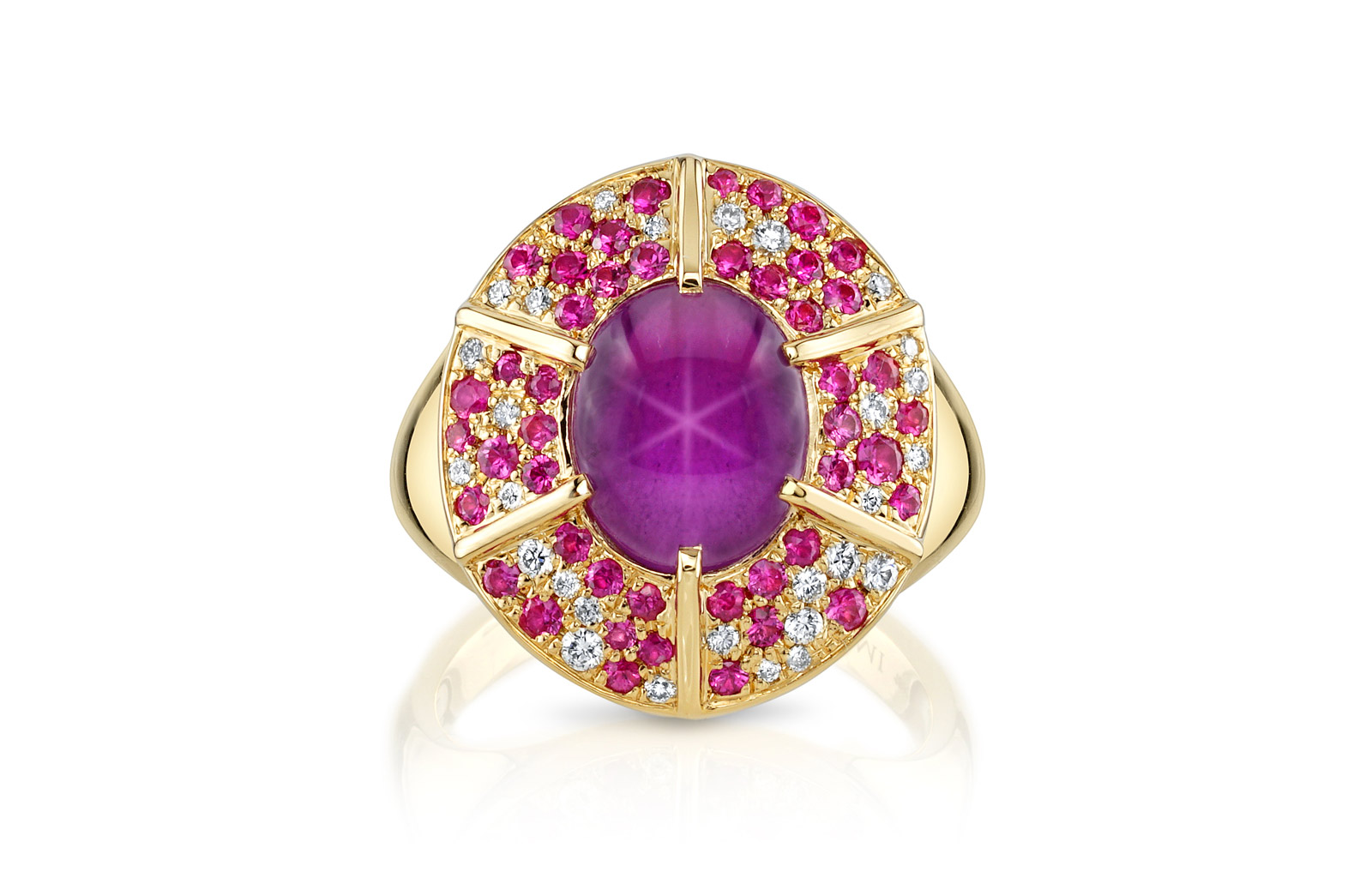  Omi Privé ring with 4.31 ct purple star sapphire, accented by 0.60 ct of pink sapphires and 0.13 ct of brilliant diamonds in 18k yellow gold