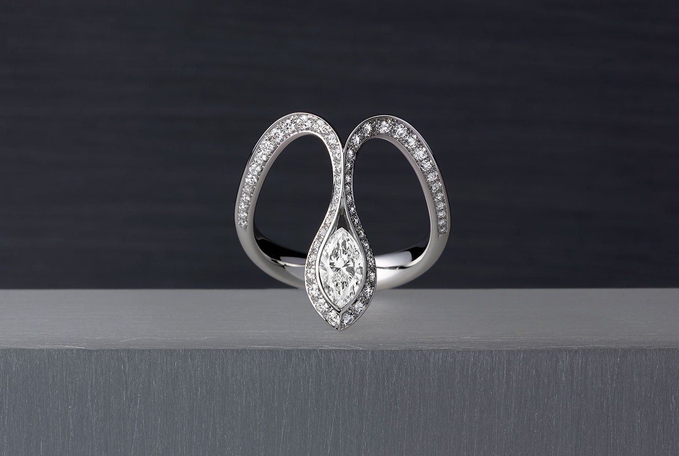 Baenteli Royale collection ring with diamonds