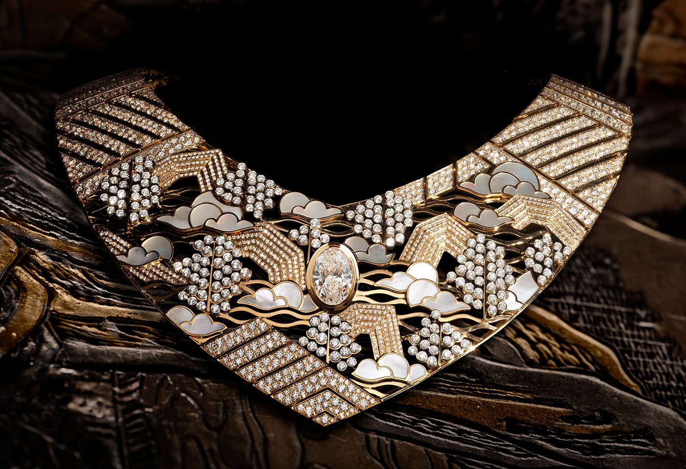 Chanel ‘Horizon Lointain’ necklace from the 'Coromandel' collection in diamonds, mother of pearl and yellow gold