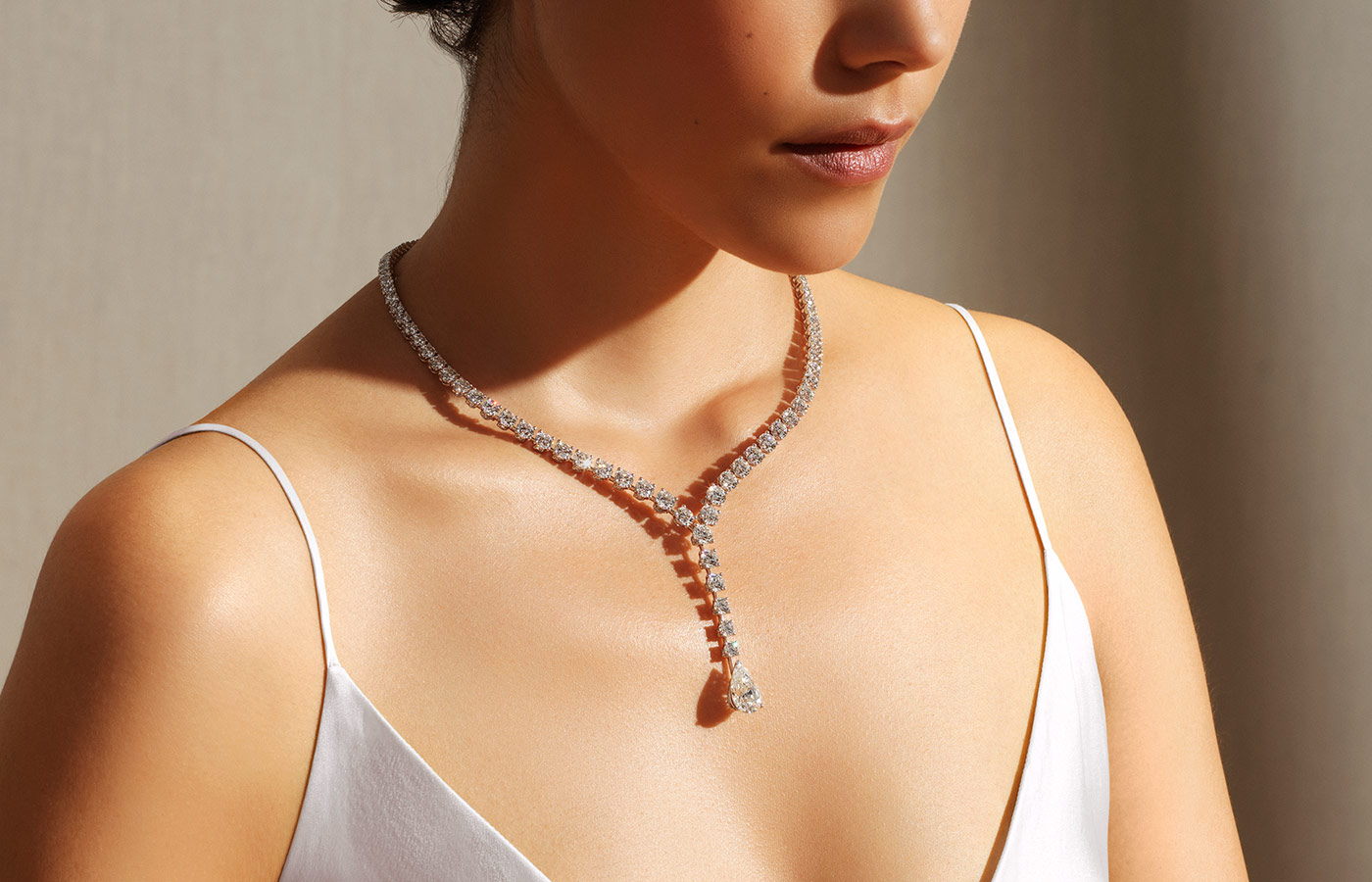  De Beers 'Vulcan' necklace with colourless, brilliant cut diamonds and pear cut diamond drop