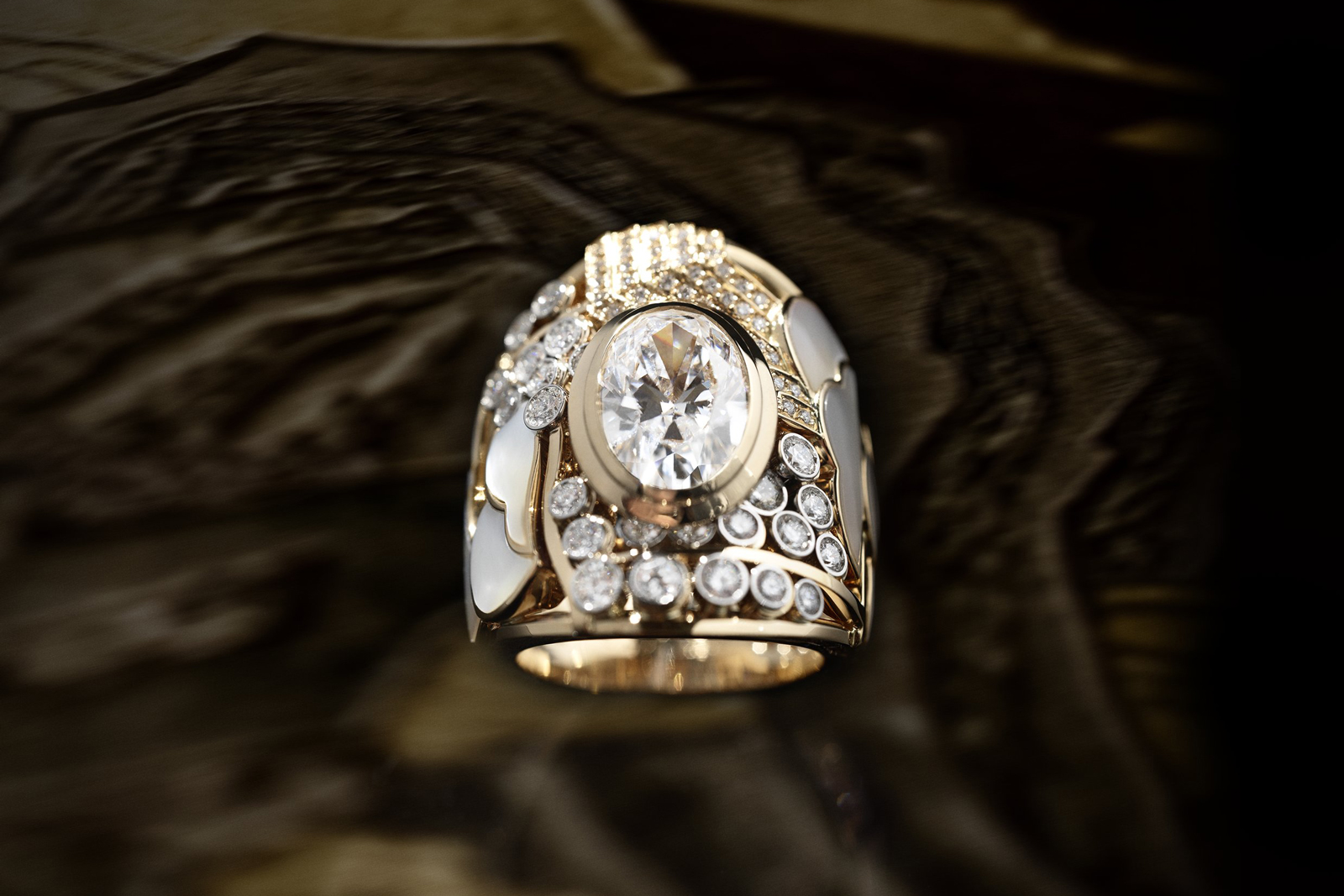  Chanel ‘Horizon Lointain’ ring from the ‘Coromandel’ collection in yellow gold, platinum, diamonds and mother-of-pearl