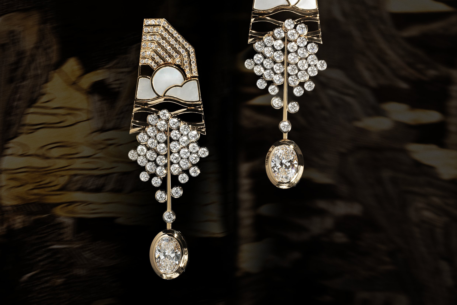  Chanel ‘Horizon Lointain’ earrings from the ‘Coromandel’ collection in yellow gold, platinum, diamonds and mother-of-pearl