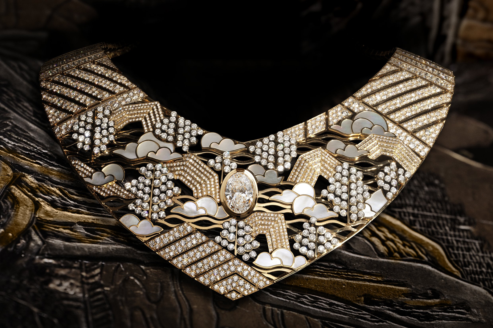Chanel ‘Horizon Lointain’ necklace from the ‘Coromandel’ collection in yellow gold, platinum, diamonds and mother-of-pearl