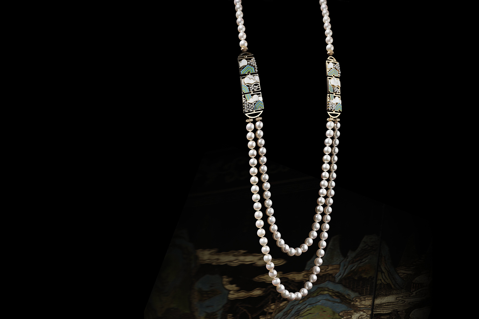  Chanel 'Vibration Minerale' necklace in enamel, pearl, mother of pearl, diamonds and yellow gold