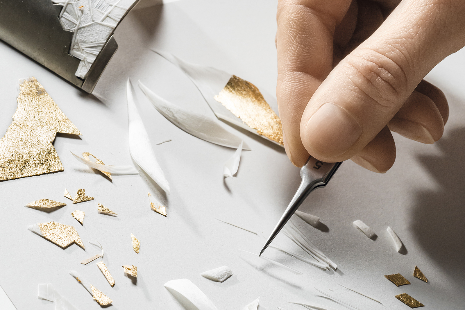  Creation of the Piaget ‘Golden Sunlight’ cuff from the ‘Warming Lights’ line with diamonds and feather marquetry in yellow gold 