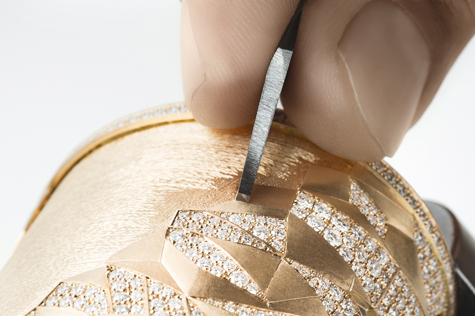 Creation of the Piaget ‘Golden Sunlight’ cuff from the ‘Warming Lights’ line with diamonds and feather marquetry in yellow gold 